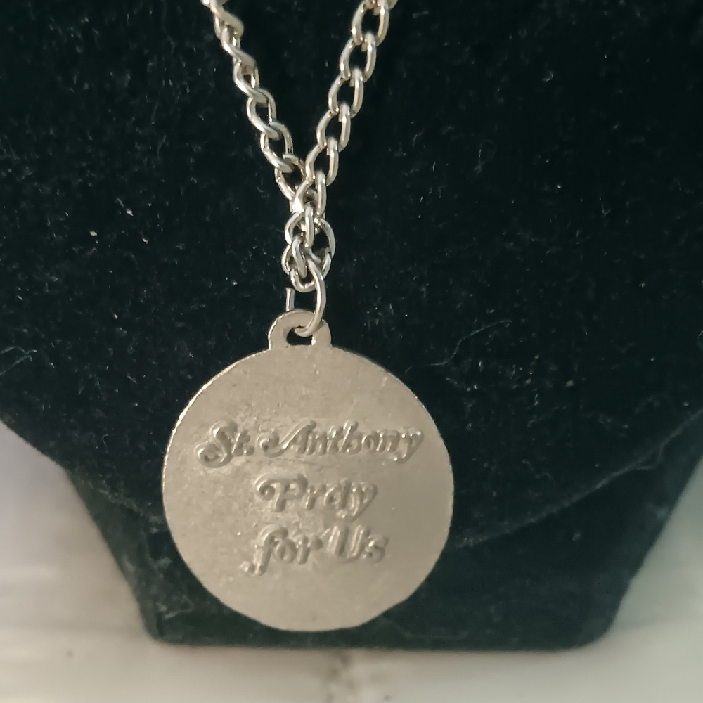 Elegant Silver Cameo Pendant Necklace - Picture 3 of 4